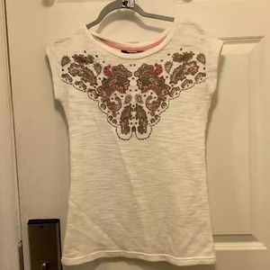 Fly-sleeved cream T-shirt with pink paisley print